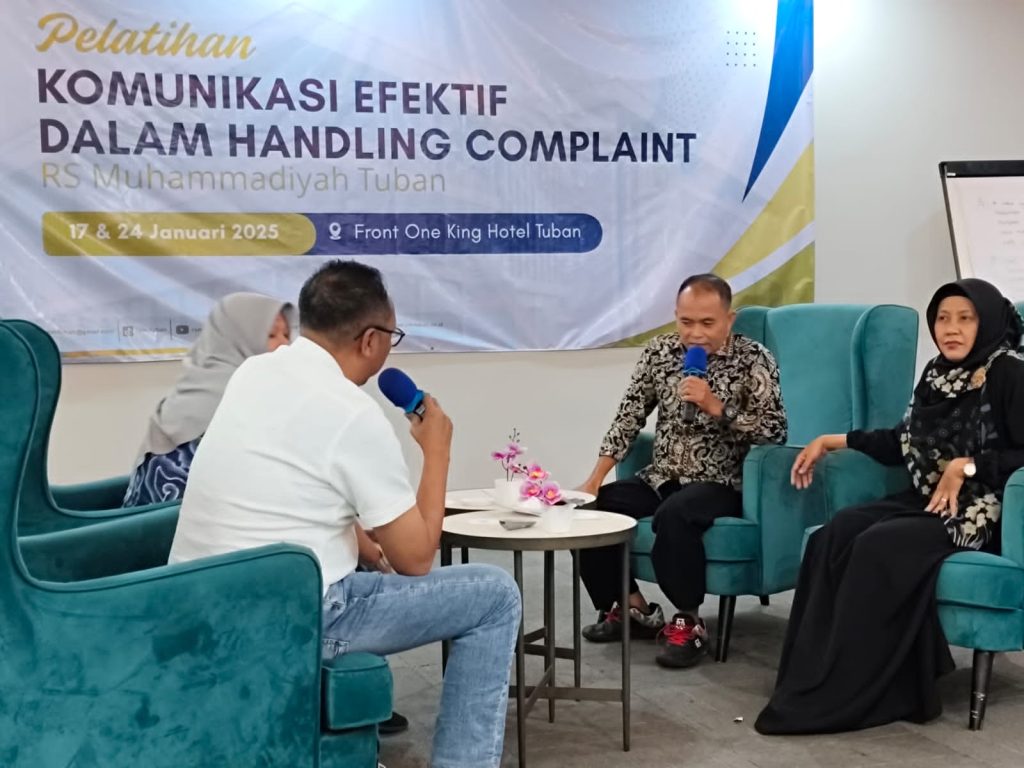 Peserta Mencoba memecahkan kasus yang diberikan oleh pemateri